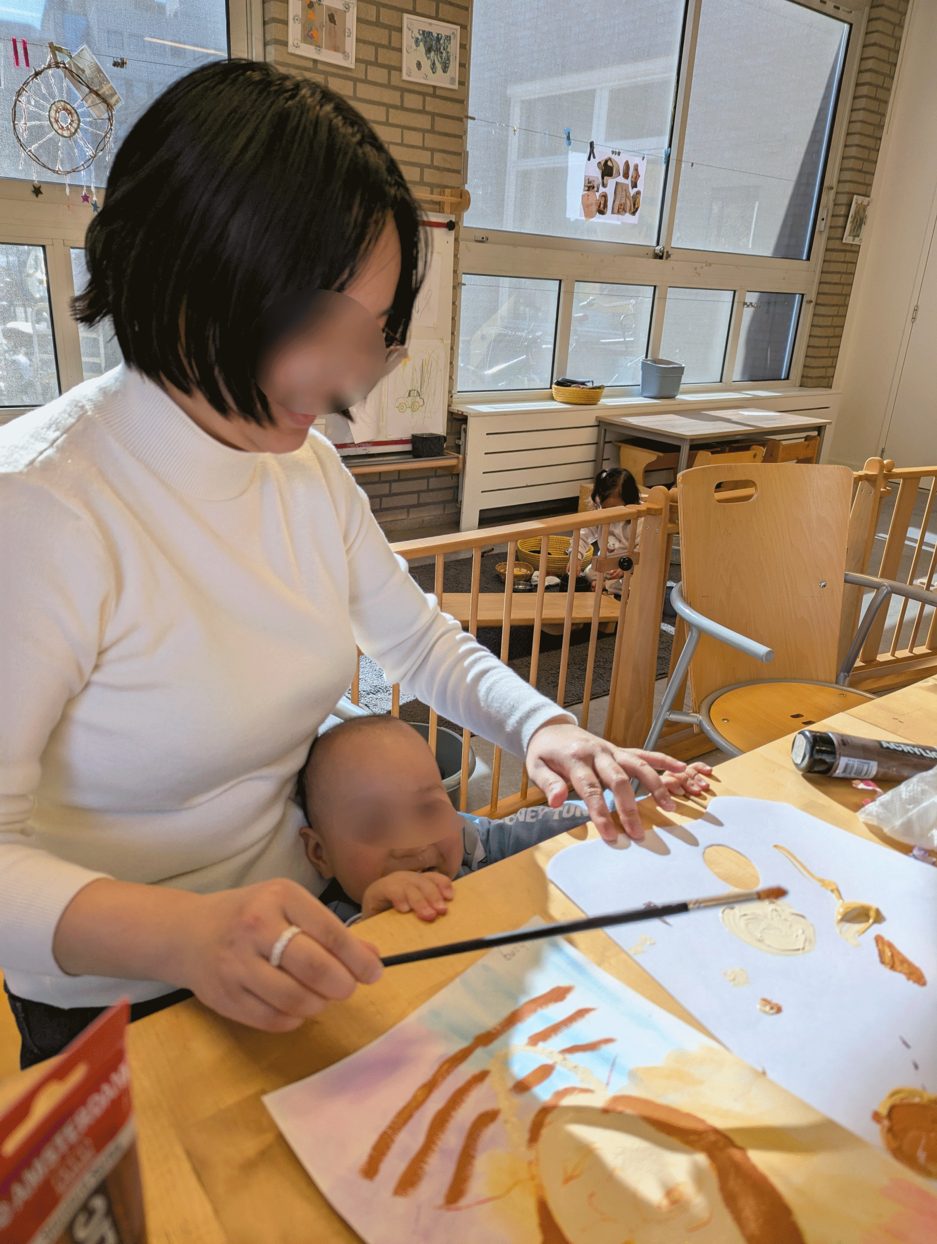 Deelnemer-maakt-kunst-met-kind-op-schoot